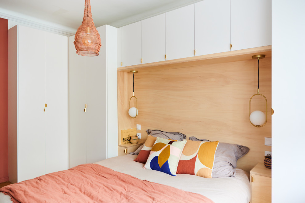 Photo of a mid-sized contemporary bedroom in Strasbourg with pink walls and decorative wall panelling.