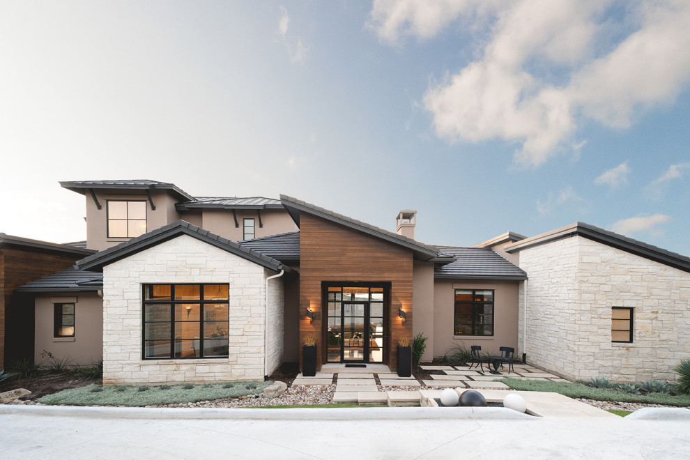 Transitional home design photo in Austin