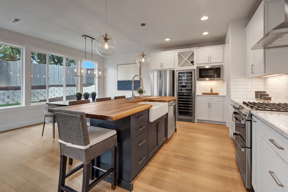 Kitchen - transitional kitchen idea in Seattle