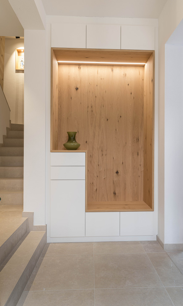 Immagine di un ingresso o corridoio minimal con pareti in legno