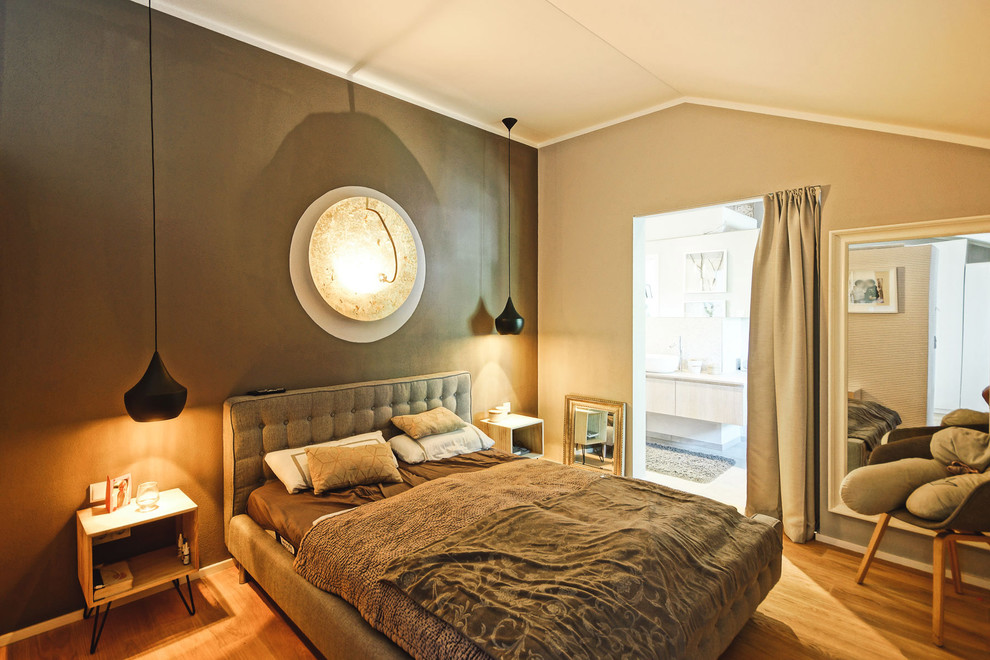 Mittelgroßes Mid-Century Hauptschlafzimmer ohne Kamin mit brauner Wandfarbe, braunem Holzboden und braunem Boden in Sonstige