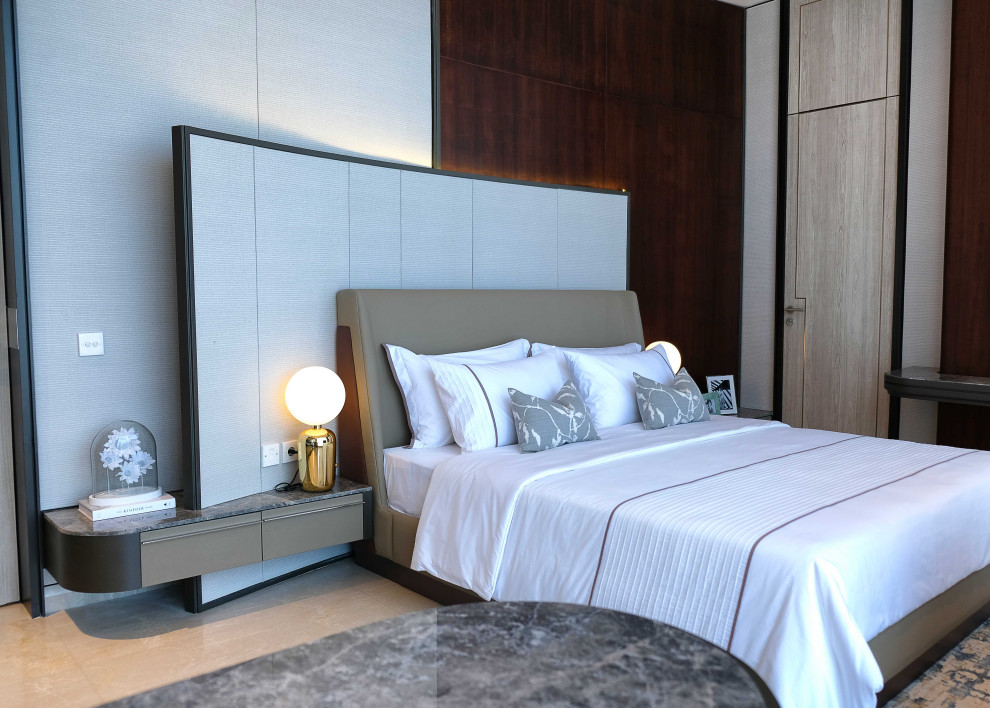 Geräumiges Modernes Schlafzimmer ohne Kamin mit weißer Wandfarbe, Marmorboden, beigem Boden, eingelassener Decke und Wandpaneelen in Sonstige