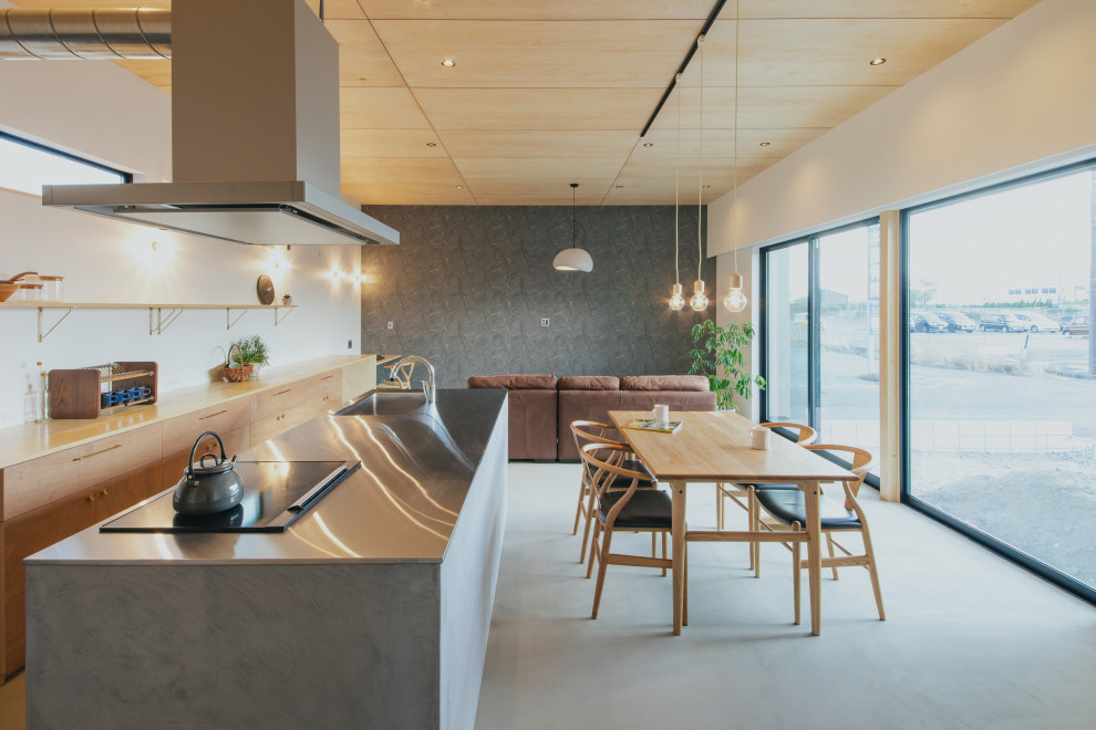 Inspiration för en mellanstor funkis matplats med öppen planlösning, med vita väggar, betonggolv och grått golv