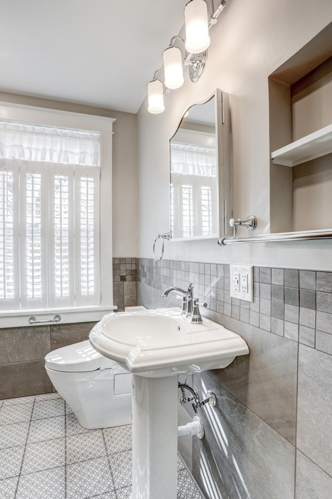 Exempel på ett litet klassiskt en-suite badrum, med en dusch i en alkov, grå kakel, keramikplattor, grå väggar, klinkergolv i keramik, ett piedestal handfat, flerfärgat golv och dusch med skjutdörr