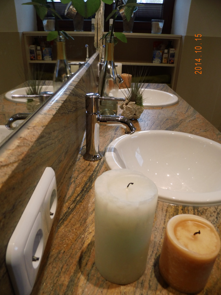 Mediterranes Badezimmer mit Marmor-Waschbecken/Waschtisch in Dortmund