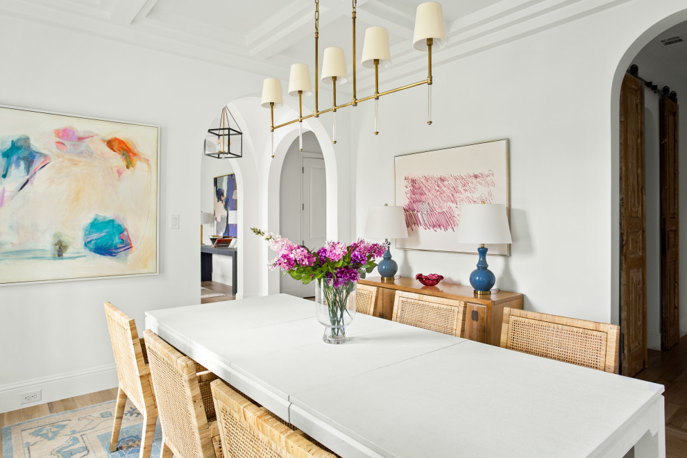 Свежая идея для дизайна: большая кухня-столовая в стиле неоклассика (современная классика) с белыми стенами, светлым паркетным полом, коричневым полом и кессонным потолком - отличное фото интерьера