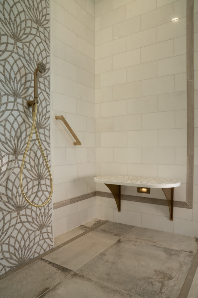 Modern inredning av ett stort brun brunt en-suite badrum, med möbel-liknande, vita skåp, ett fristående badkar, en kantlös dusch, en bidé, beige kakel, marmorkakel, beige väggar, ett undermonterad handfat, bänkskiva i kvarts och dusch med gångjärnsdörr