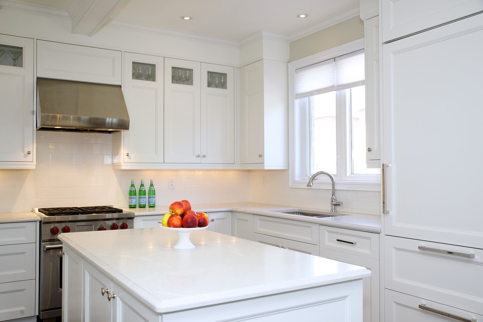 Transitional kitchen photo in Toronto