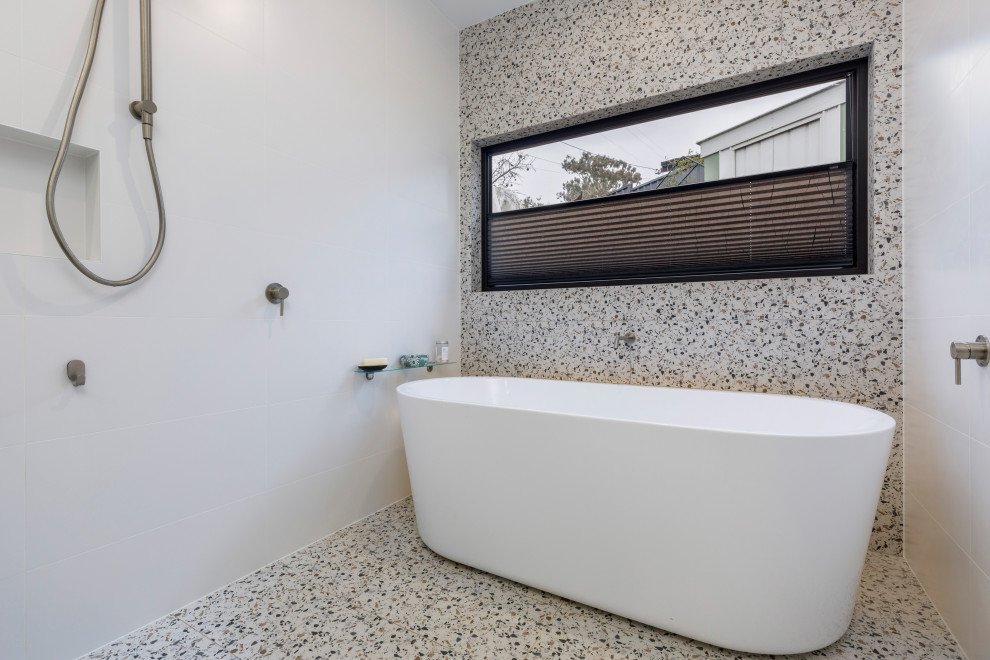 This is an example of a midcentury bathroom in Canberra - Queanbeyan.