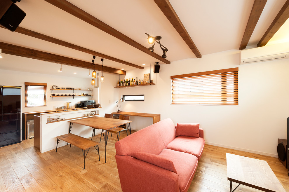 Scandinavian living room in Kyoto with white walls and medium hardwood floors.