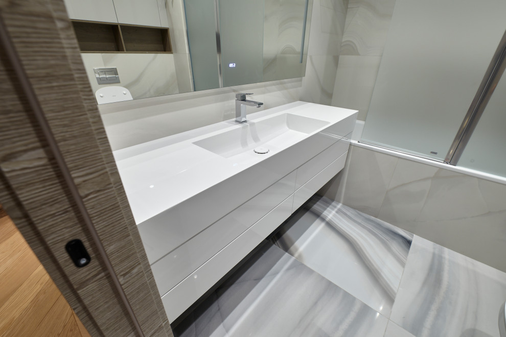 Small contemporary 3/4 bathroom in Moscow with white benchtops.