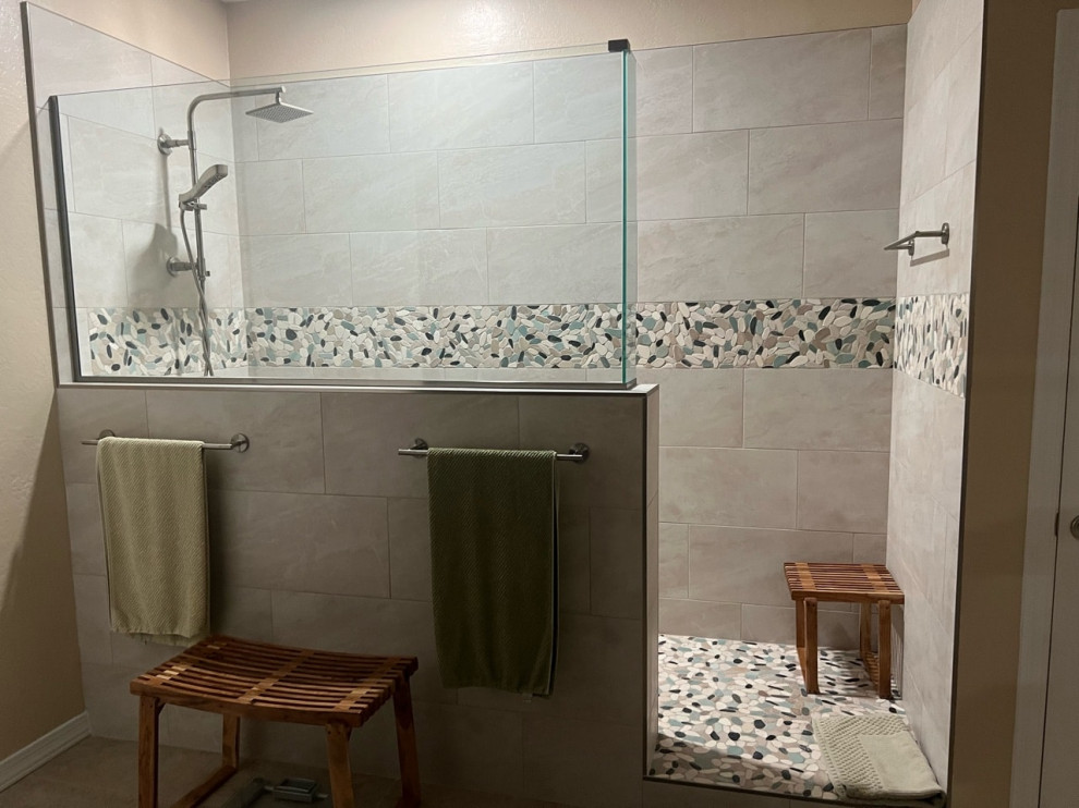 Пример оригинального дизайна: большая главная ванная комната в средиземноморском стиле с открытым душем, галечной плиткой и открытым душем