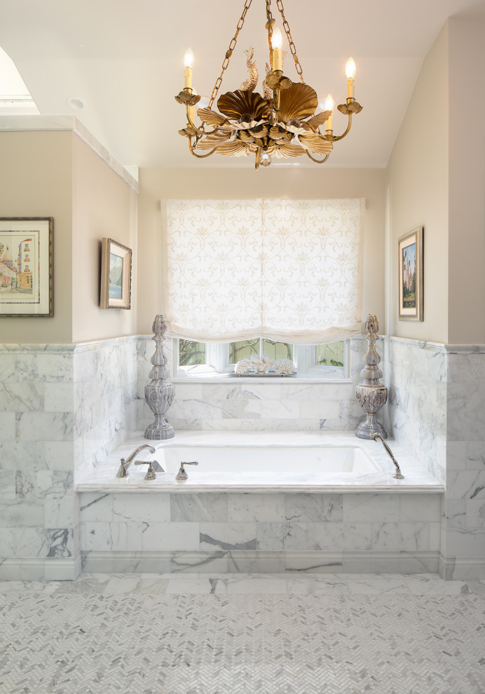 Idéer för ett stort klassiskt vit en-suite badrum, med luckor med upphöjd panel, blå skåp, ett undermonterat badkar, en kantlös dusch, en bidé, vit kakel, marmorkakel, beige väggar, mosaikgolv, ett undermonterad handfat, bänkskiva i kvartsit, vitt golv och dusch med gångjärnsdörr