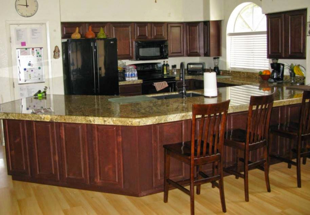 Example of a transitional kitchen design in Phoenix