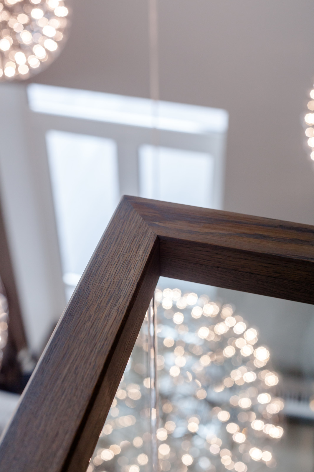 Деревянные поручни стеклянного ограждения