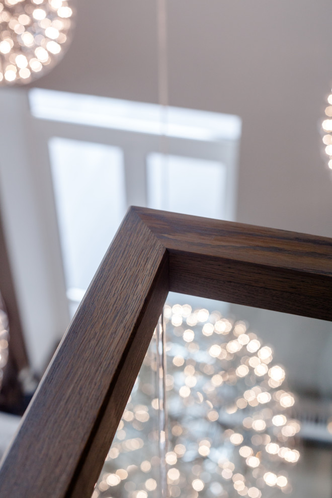 Деревянные поручни стеклянного ограждения