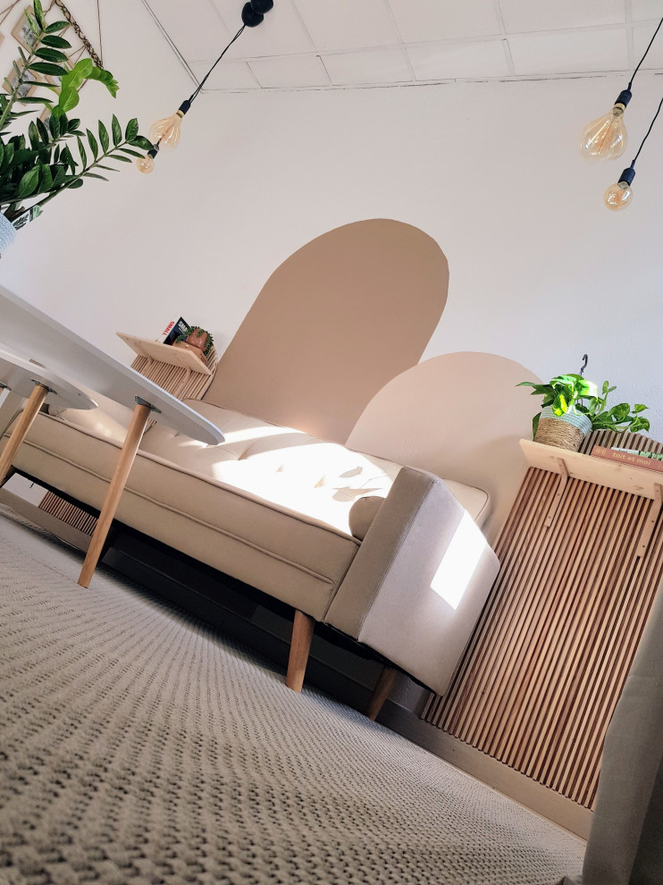 マルセイユにある低価格の小さな北欧スタイルのおしゃれなリビングロフト (ベージュの壁、淡色無垢フローリング、暖炉なし、壁掛け型テレビ、ベージュの床) の写真