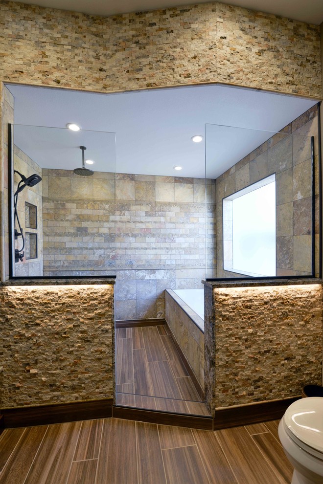 Alcove bathtub - large rustic master multicolored tile and stone tile laminate floor alcove bathtub idea with a one-piece toilet, beige walls and granite countertops