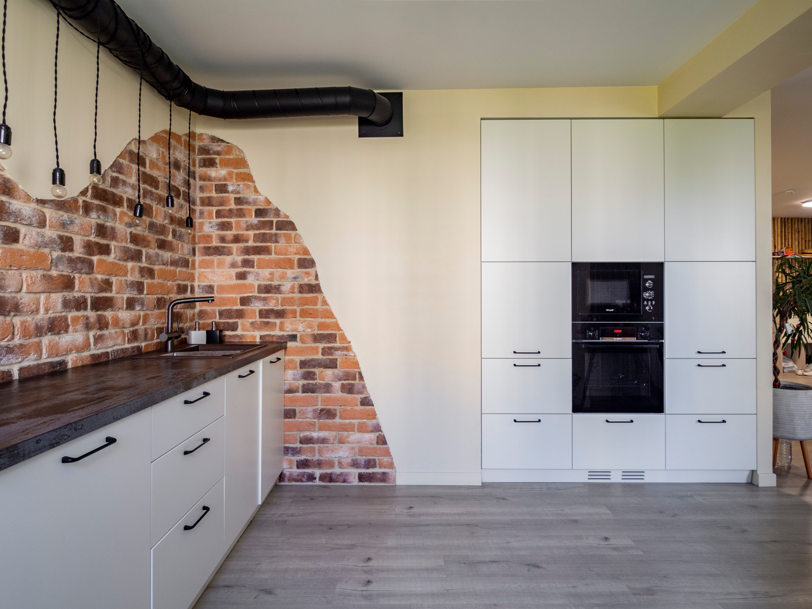 Кухня в стиле неоклассика без верхних модулей