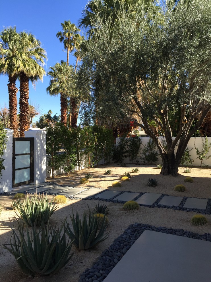 Large midcentury front yard garden in Los Angeles with a garden path and gravel.