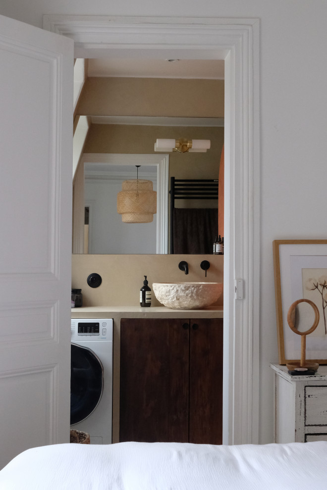 パリにあるお手頃価格の中くらいなトラディショナルスタイルのおしゃれなマスターバスルーム (白い壁、フラットパネル扉のキャビネット、中間色木目調キャビネット、オープン型シャワー、分離型トイレ、セラミックタイルの床、オーバーカウンターシンク、コンクリートの洗面台、茶色い床、オープンシャワー、ベージュのカウンター、洗面台1つ、造り付け洗面台、シャワーベンチ) の写真