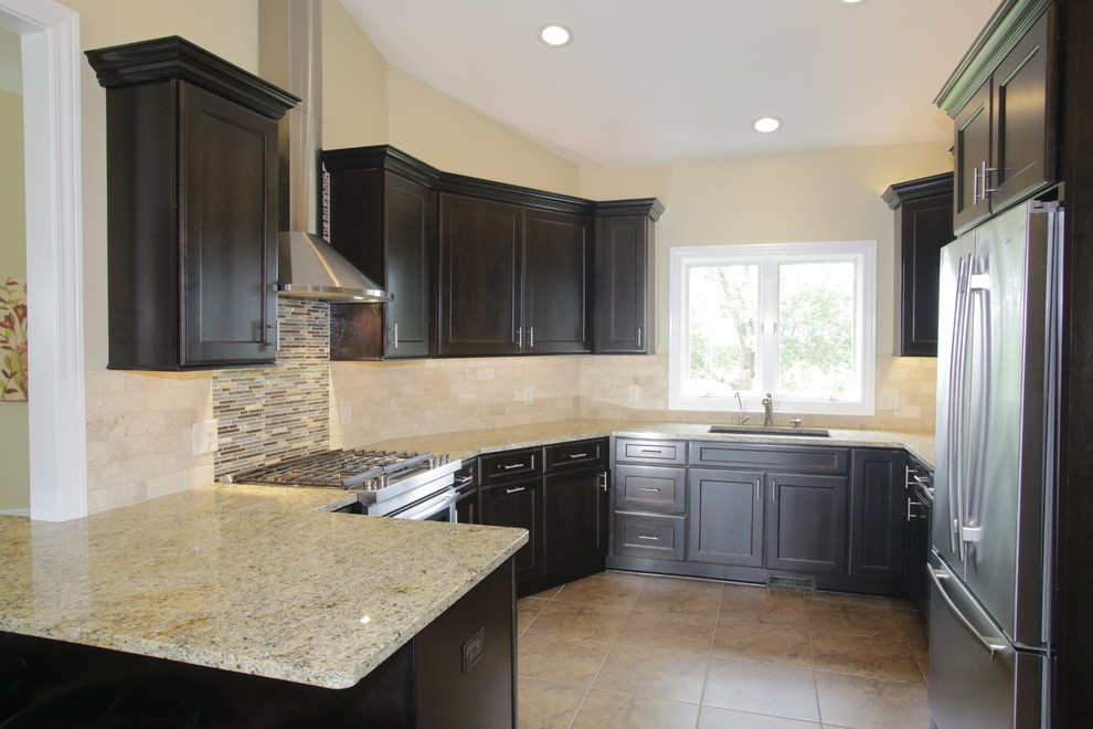 Example of a transitional kitchen design in Chicago