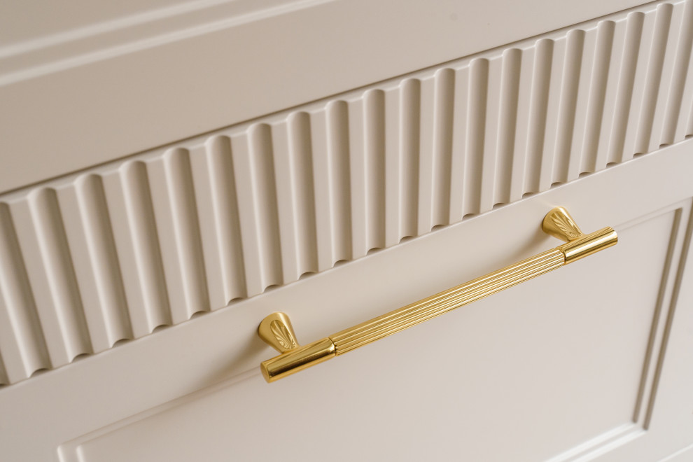 Бело-розовый интерьер с рифлеными фасадами