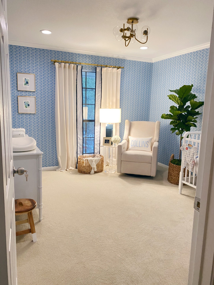 Cette photo montre une chambre de bébé garçon chic avec du papier peint.