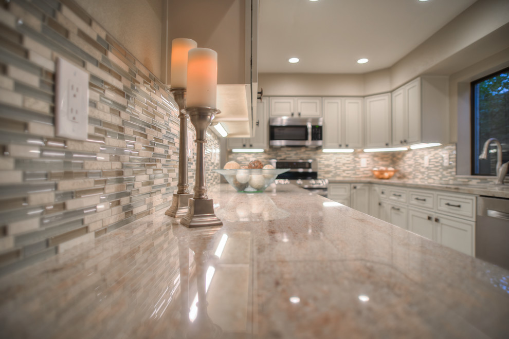 Example of a transitional kitchen design in Phoenix