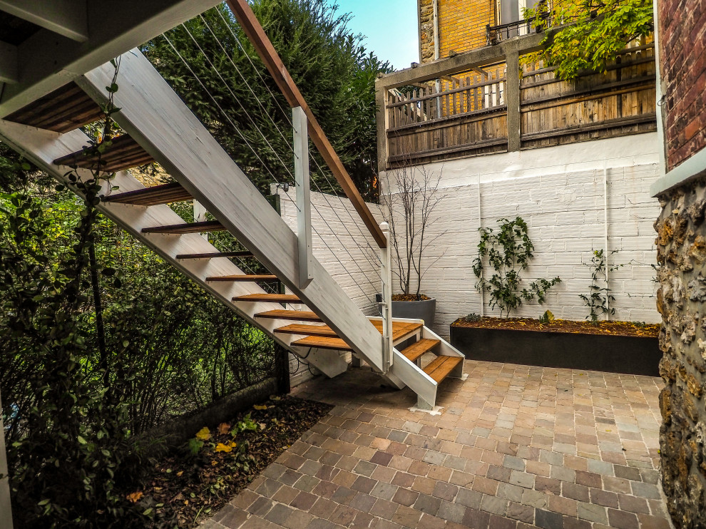 This is an example of a medium sized contemporary courtyard first floor mixed railing terrace in Paris with a dock and a pergola.