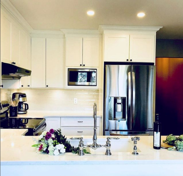 Home design - transitional home design idea in Ottawa