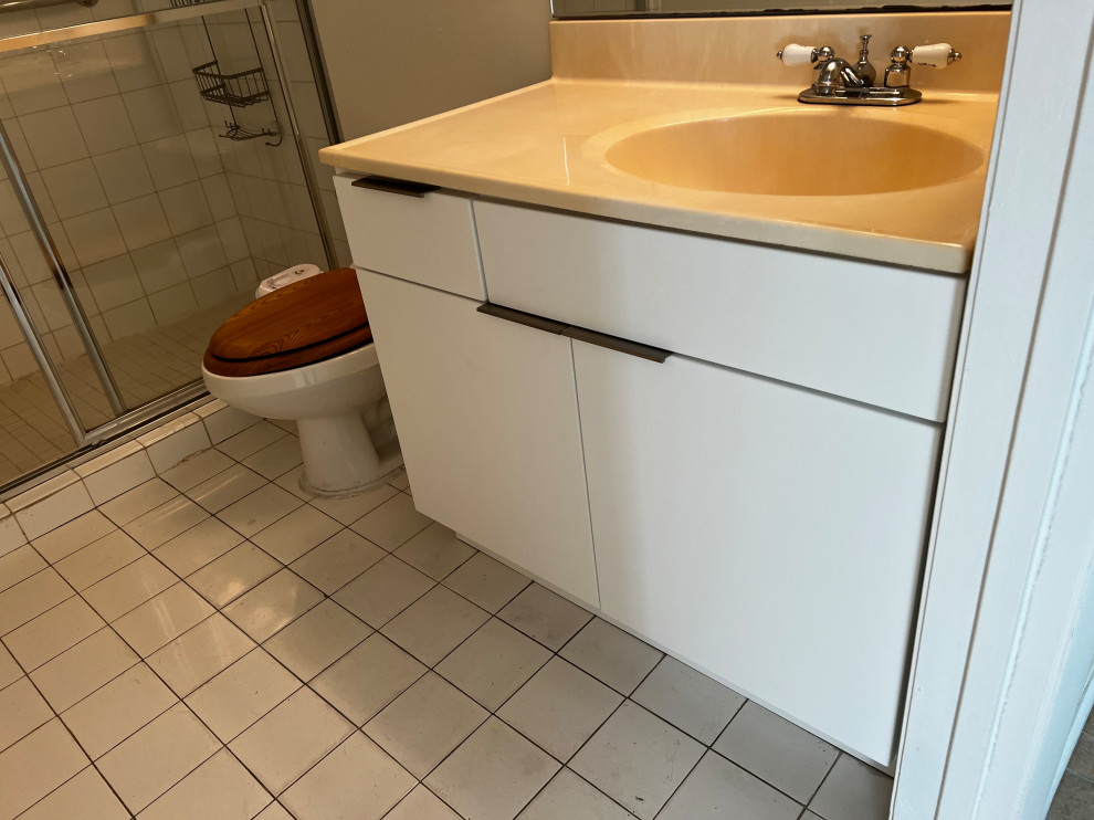 Idéer för att renovera ett mellanstort funkis badrum med dusch, med vita skåp