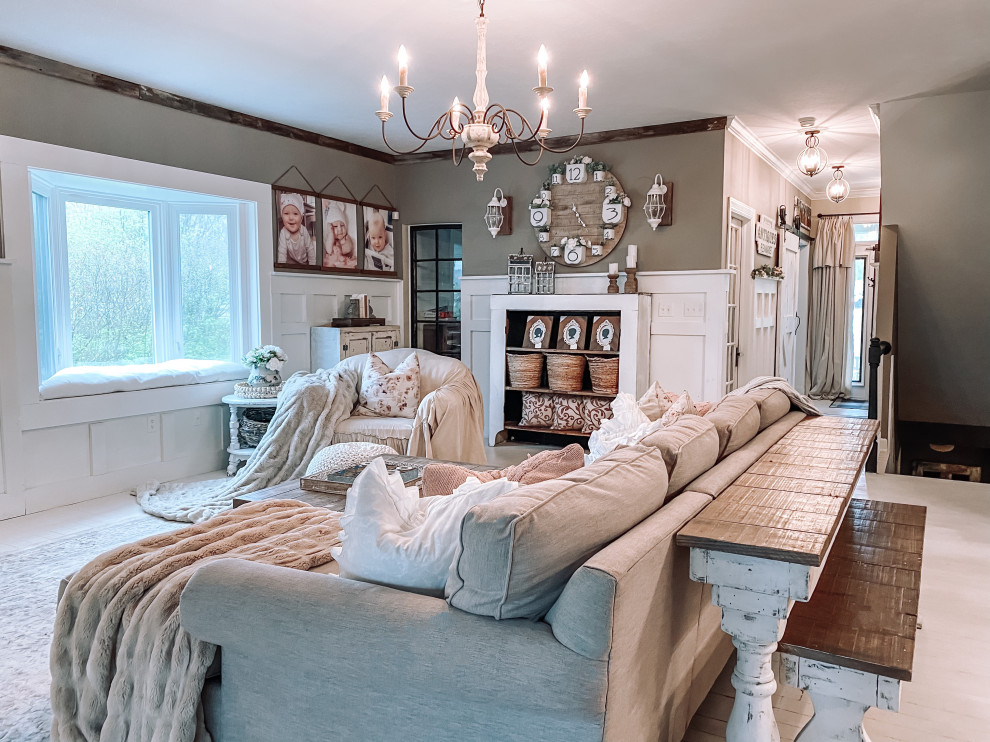 Ejemplo de salón abierto de estilo de casa de campo grande sin televisor y chimenea con paredes multicolor, suelo de madera pintada, suelo blanco y panelado