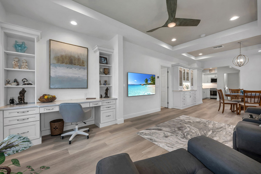 Idee per un grande soggiorno stile marino aperto con pareti bianche, pavimento in vinile, TV a parete, pavimento beige e soffitto ribassato