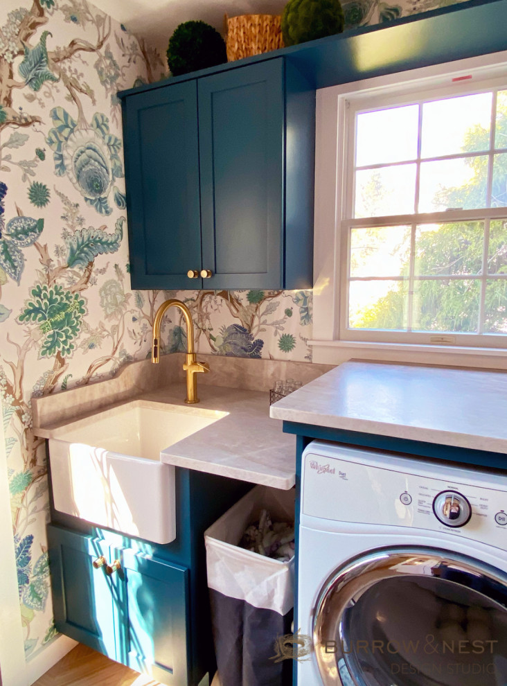 Immagine di una lavanderia multiuso country con lavello stile country, ante turchesi, top in quarzite, lavatrice e asciugatrice affiancate, top beige e carta da parati