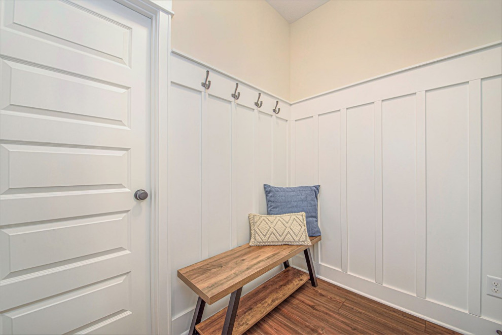 Inspiration for a mid-sized arts and crafts mudroom in Grand Rapids with decorative wall panelling.