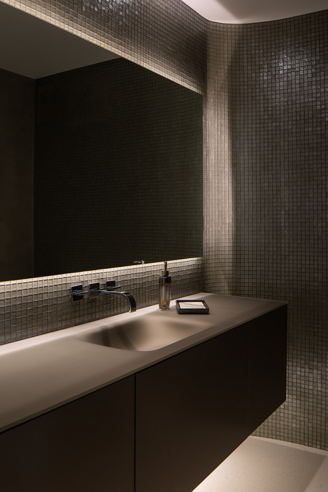 Ejemplo de cuarto de baño único y flotante moderno con armarios con paneles lisos, baldosas y/o azulejos de vidrio y encimera de vidrio