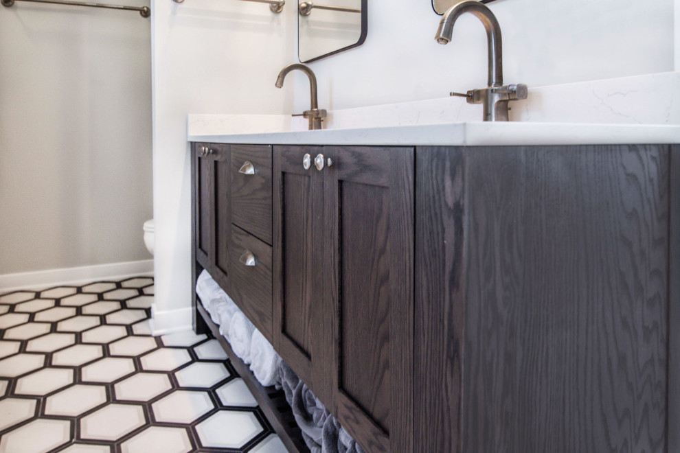 Idée de décoration pour une salle de bain principale vintage avec des portes de placard marrons, un sol en carrelage de céramique, un lavabo encastré, un sol multicolore, un plan de toilette blanc, meuble double vasque et meuble-lavabo sur pied.