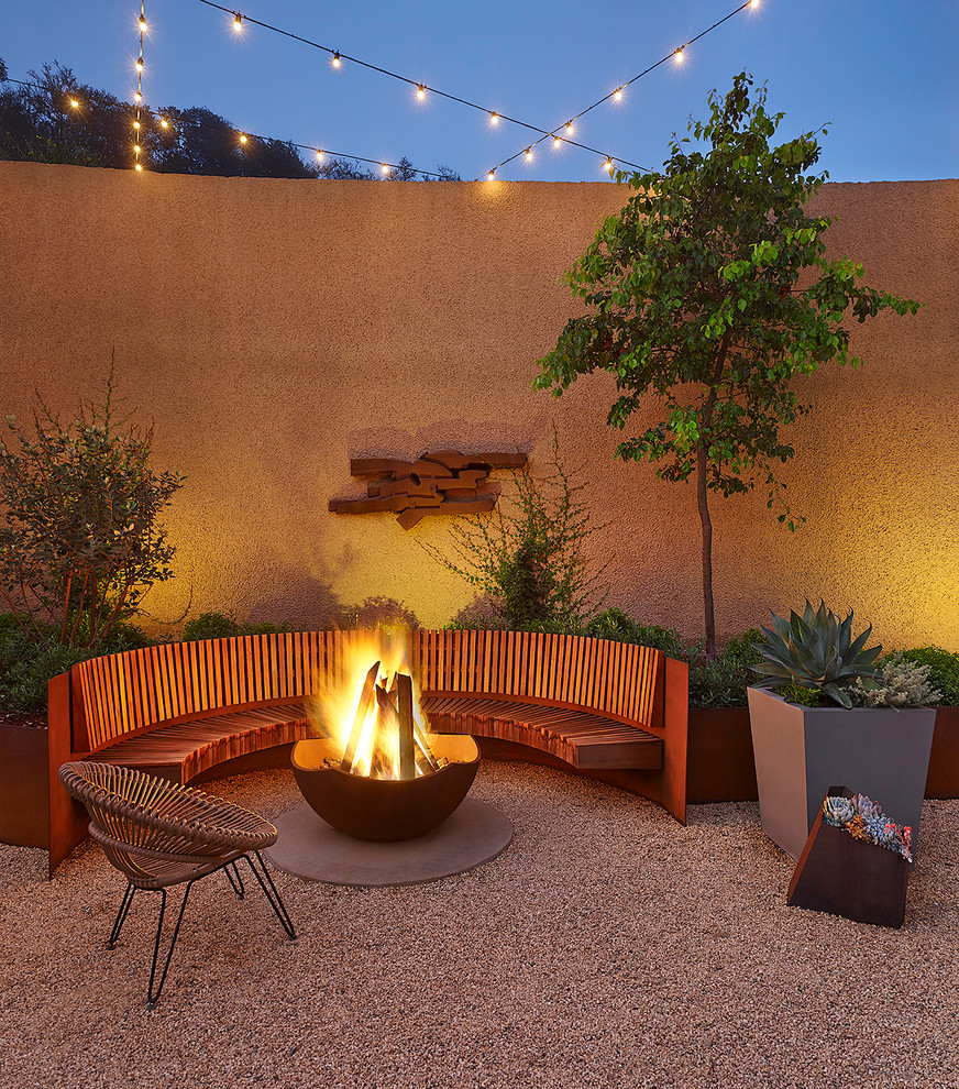 Design ideas for a large modern courtyard patio in San Francisco with a fire feature, no cover and gravel.