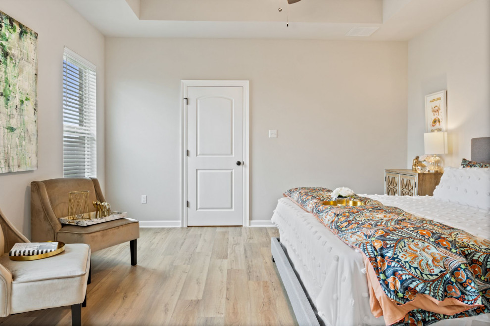 Réalisation d'une chambre parentale tradition de taille moyenne avec un mur blanc, un sol en vinyl et un sol marron.