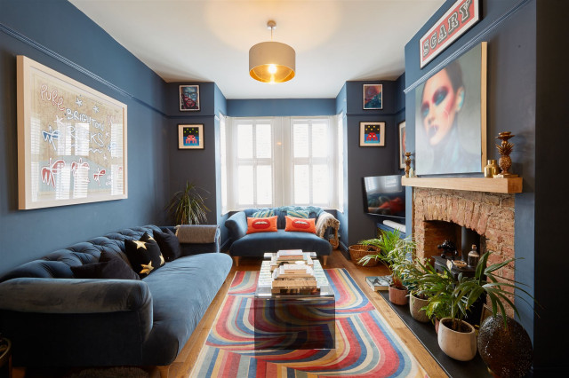 Blue colour drenched maximalist lounge eklektisk-vardagsrum