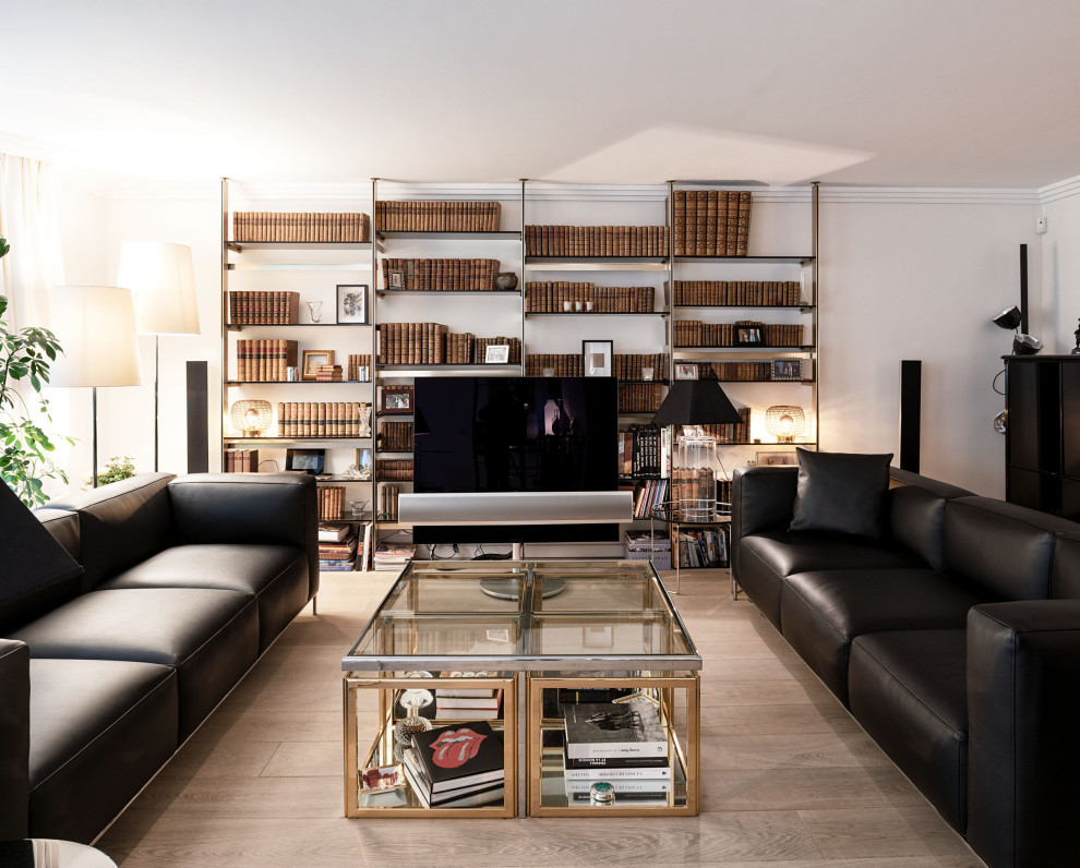 Inspiration pour un grand salon minimaliste ouvert avec une salle de réception, un mur blanc, un sol en bois brun, un téléviseur indépendant et canapé noir.