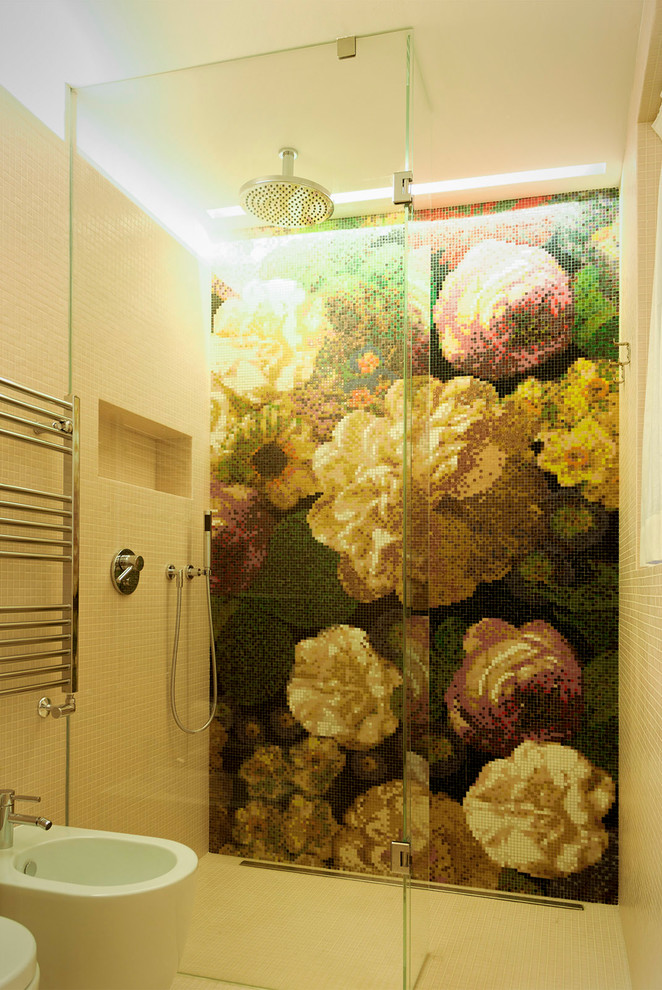 Idee per una stanza da bagno padronale moderna di medie dimensioni con lavabo da incasso, ante bianche, top piastrellato, doccia aperta, WC sospeso, piastrelle multicolore, piastrelle a mosaico, pareti beige e pavimento con piastrelle a mosaico