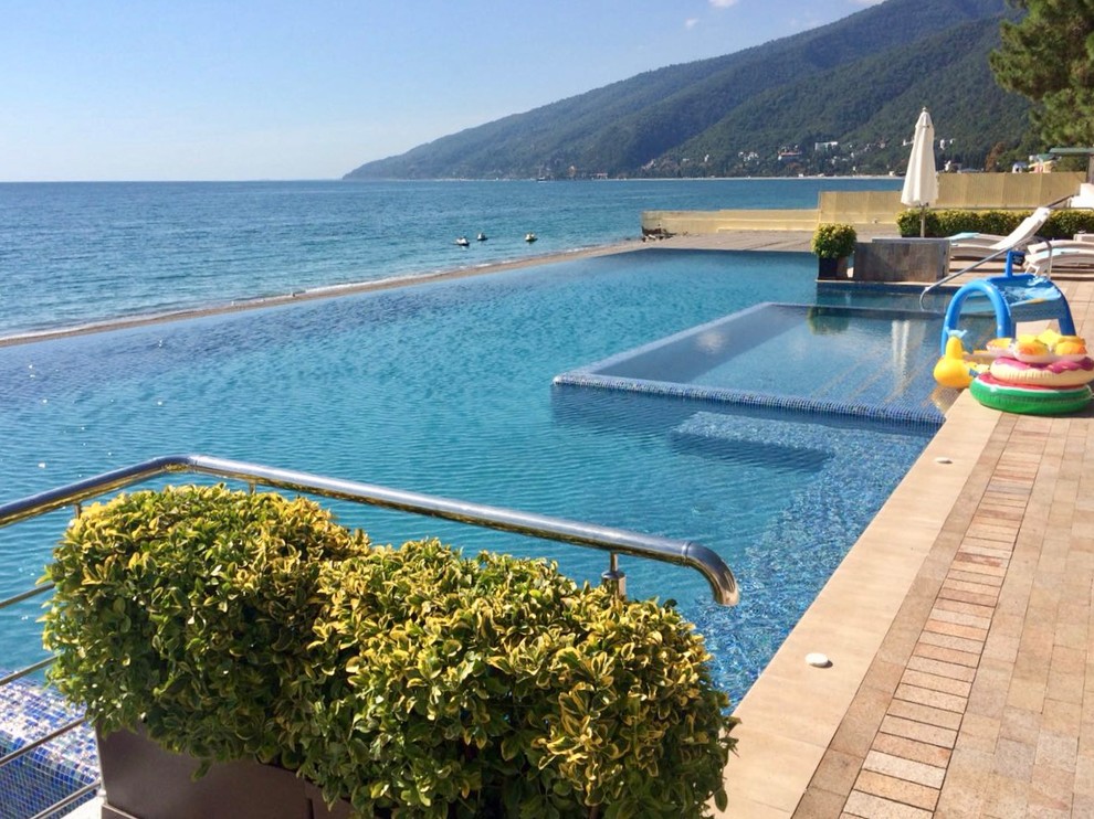 Бассейн на берегу моря