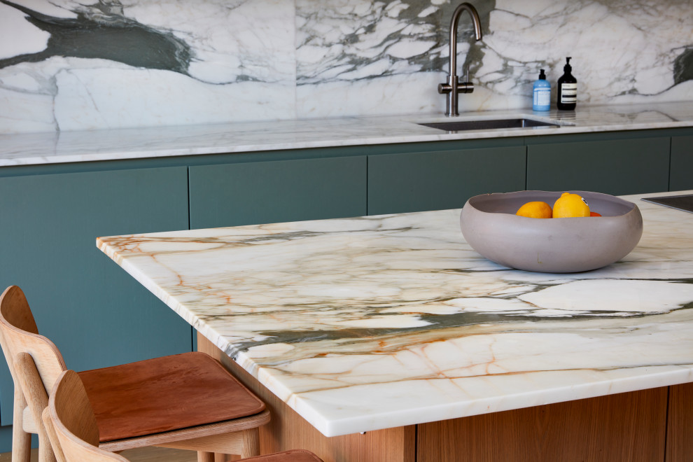 Inspiration pour une cuisine ouverte linéaire et grise et blanche design avec plan de travail en marbre, une crédence multicolore, une crédence en marbre, îlot et un plan de travail multicolore.