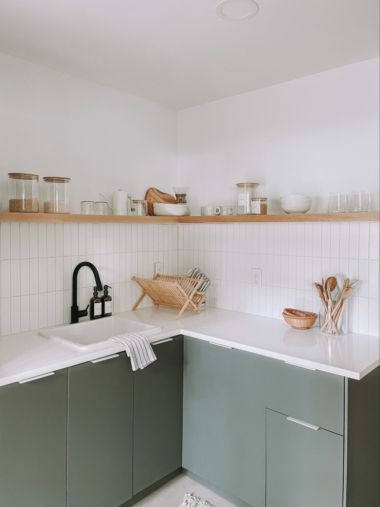 Kitchen - mid-sized l-shaped kitchen idea in Orlando with white backsplash and ceramic backsplash