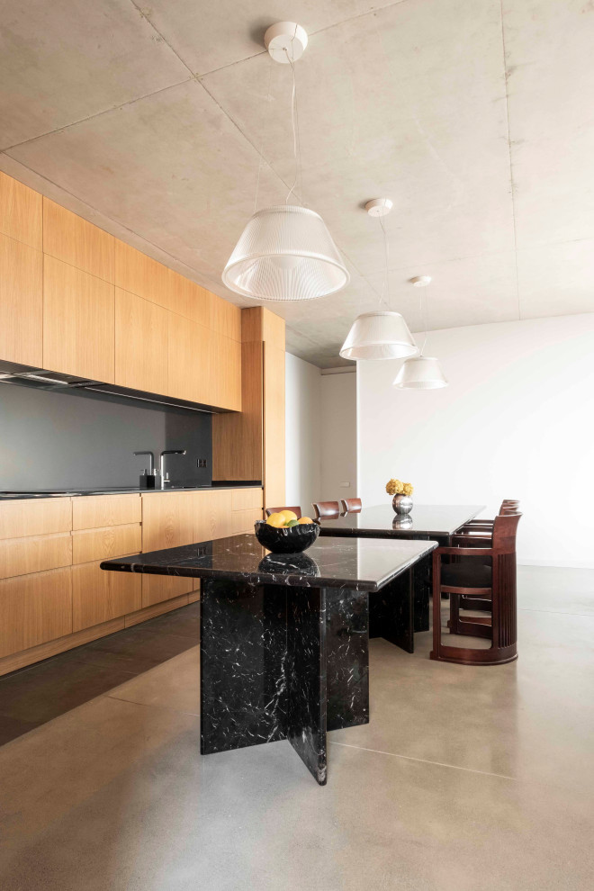 Источник вдохновения для домашнего уюта: большая кухня-столовая в стиле модернизм с белыми стенами, бетонным полом, печью-буржуйкой, фасадом камина из металла, серым полом и деревянными стенами