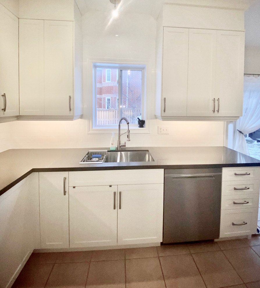 Example of a transitional u-shaped eat-in kitchen design