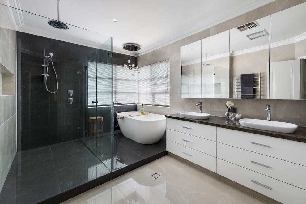 Design ideas for a mid-sized modern master bathroom in Perth.
