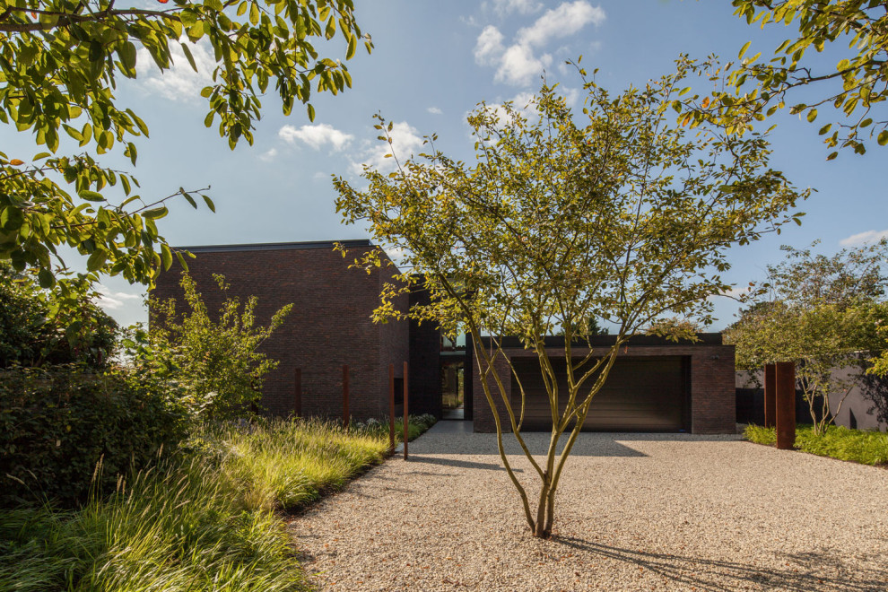 Foto di un giardino moderno di medie dimensioni e davanti casa con pavimentazioni in pietra naturale